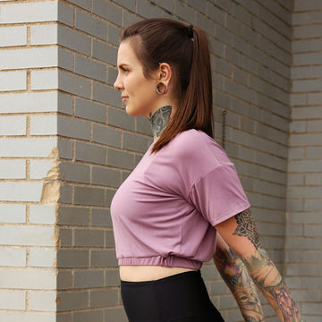 Vue de côté du chandail à manches courtes Paillettes montrant la longueur à la taille et la coupe décontractée