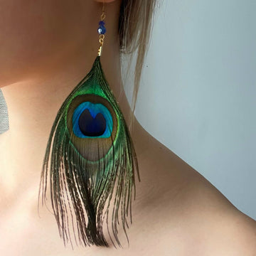 Boucles d'oreilles Grandiose portées, illustrant leur élégance et leur symbolisme de renaissance et de puissance