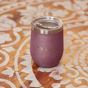 Gros plan du verre à vin isotherme avec couvercle en acrylique et finition glacée, création exclusive LA Kréative