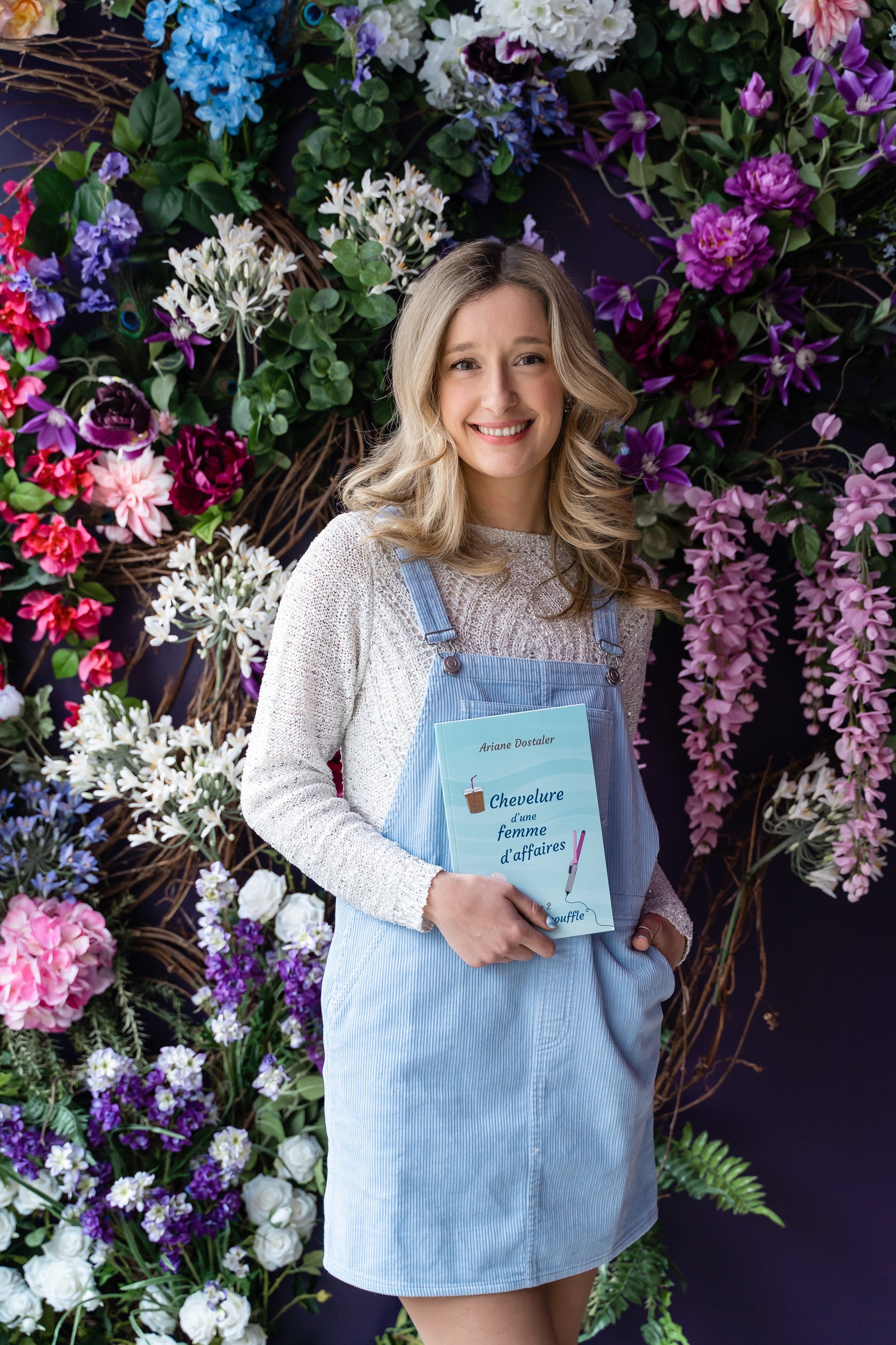 Portrait de l'auteur Ariane Dostaler, posant avec son roman : un second souffle. La suite de Chevelure d’une femme d’affaires
