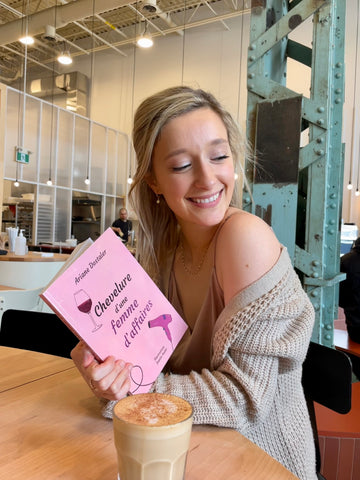 Ariane Dostaler et son roman Chevelure d’une femme d’affaires, dans un café.