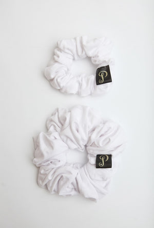 Chouchou blanc classique, l'accessoire idéal pour créer un style épuré et élégant. Parfait pour toutes les occasions, que ce soit au bureau ou lors d'une sortie chic