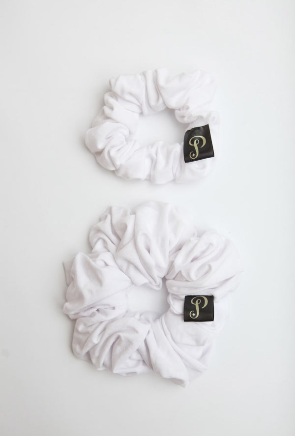 Chouchou blanc classique, l'accessoire idéal pour créer un style épuré et élégant. Parfait pour toutes les occasions, que ce soit au bureau ou lors d'une sortie chic