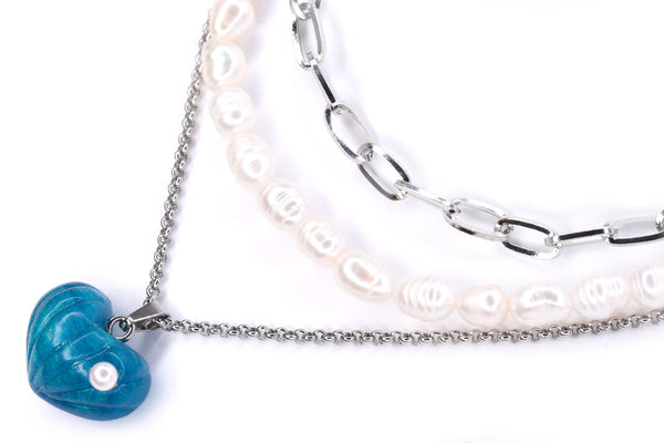 Collier argent montrant les détails des perles de cristal