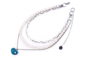 Détail des pendentifs décoratifs du Collier argent 3 Rangs Émergence avec le P de Paillettes Inc.
