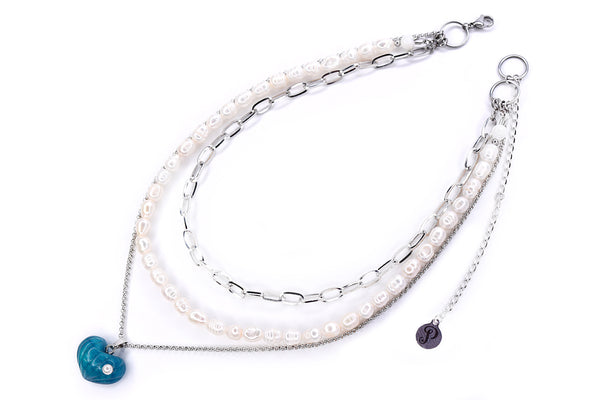 Détail des pendentifs décoratifs du Collier argent 3 Rangs Émergence avec le P de Paillettes Inc.