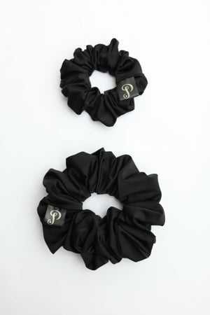 Chouchou noir sophistiqué, disponible en 2 tailles, petite en haut et la taille grande en dessous, un accessoire essentiel pour toutes les occasions.