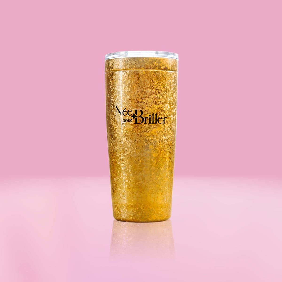 Sur fond rose, le verre isotherme en acier inoxydable avec finition glacée et motif feuilles d'or, 592 ml, gravure 'Née pour briller