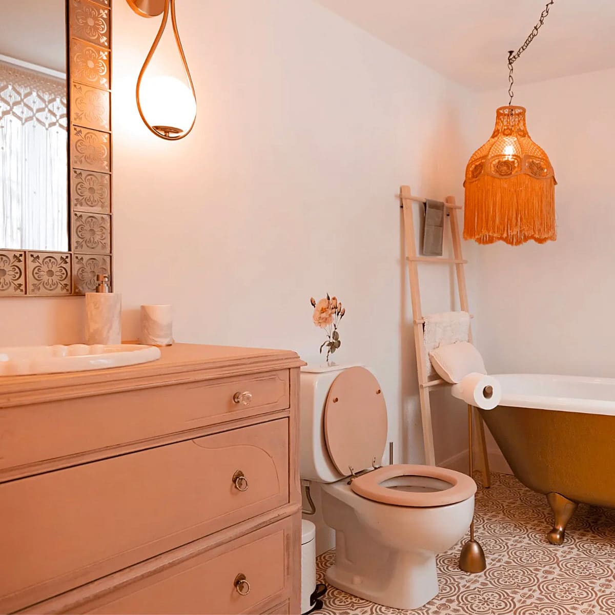 Salle de bain du loft, avec une décoration simple et épurée