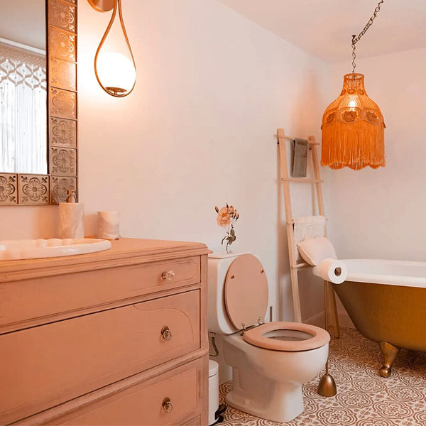 Salle de bain du loft, avec une décoration simple et épurée