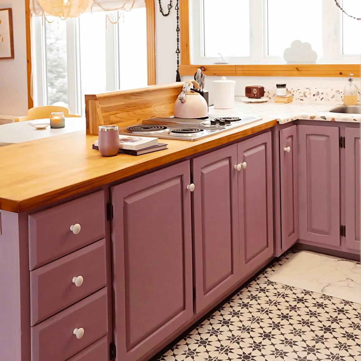 Vue sur la cuisine du Loft Paillettes avec tous les ustensiles et accessoires nécessaires pour un confort maximal 