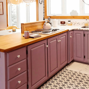 Vue sur la cuisine du Loft Paillettes avec tous les ustensiles et accessoires nécessaires pour un confort maximal 