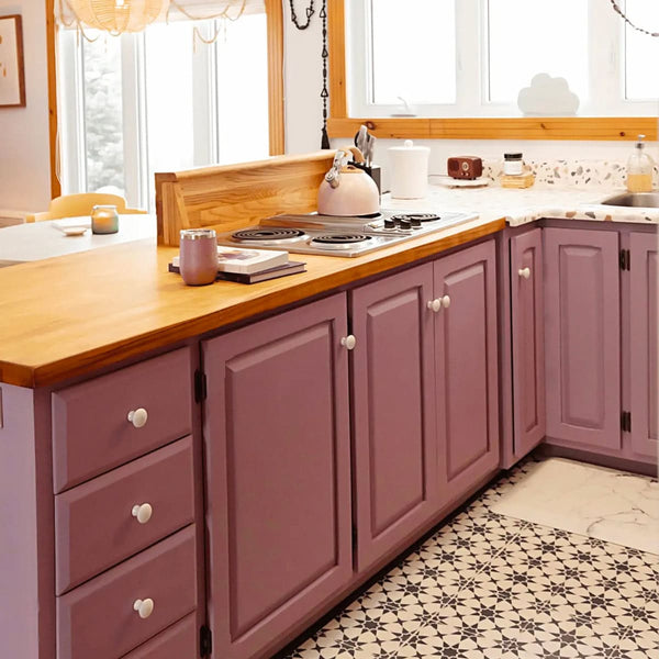 Vue sur la cuisine du Loft Paillettes avec tous les ustensiles et accessoires nécessaires pour un confort maximal 