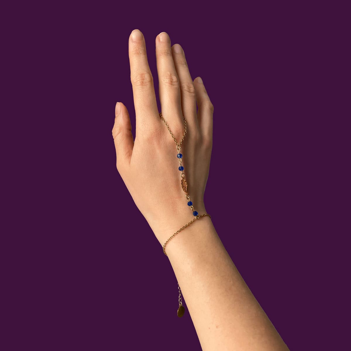 Gros plan du bracelet-bague Grandiose montrant le connecteur en forme de plume et les perles